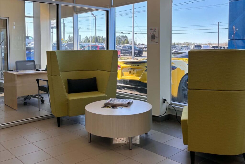 Photo intérieur Garage Tardif canapés jaunes